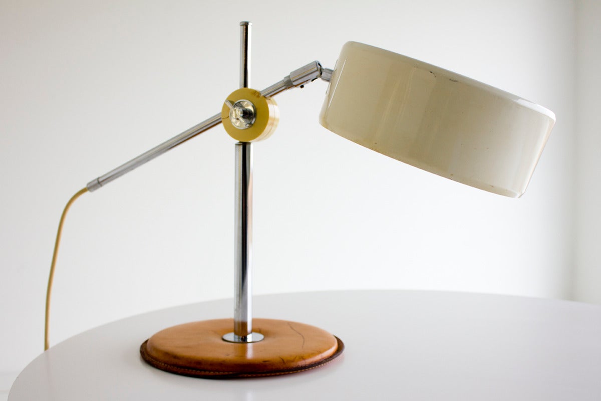 Designer: Anders Pehrson.
Manufacturer: Ateljé Lyktan. 
Period or model: Mid-Century Modern.
Specifications: Aluminum, chromed steel, leather.

Condition:

This Anders Pehrson desk lamp for Ateljé Lyktan is in vintage condition. It does shows