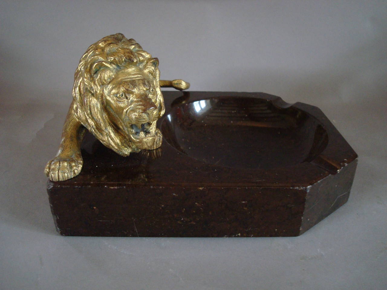 Early 20th Century Lion and Marble Ashtray In Good Condition In Moreton-in-Marsh, Gloucestershire