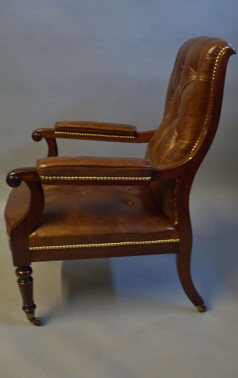 A Good Regency Mahogany and Leather Library Open Armchair In Good Condition For Sale In Moreton-in-Marsh, Gloucestershire