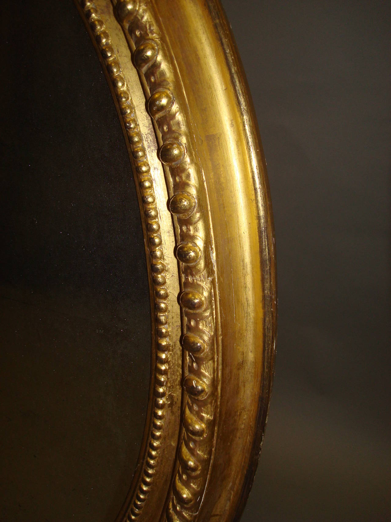Early 19th Century Giltwood Oval Wall Mirror For Sale 5
