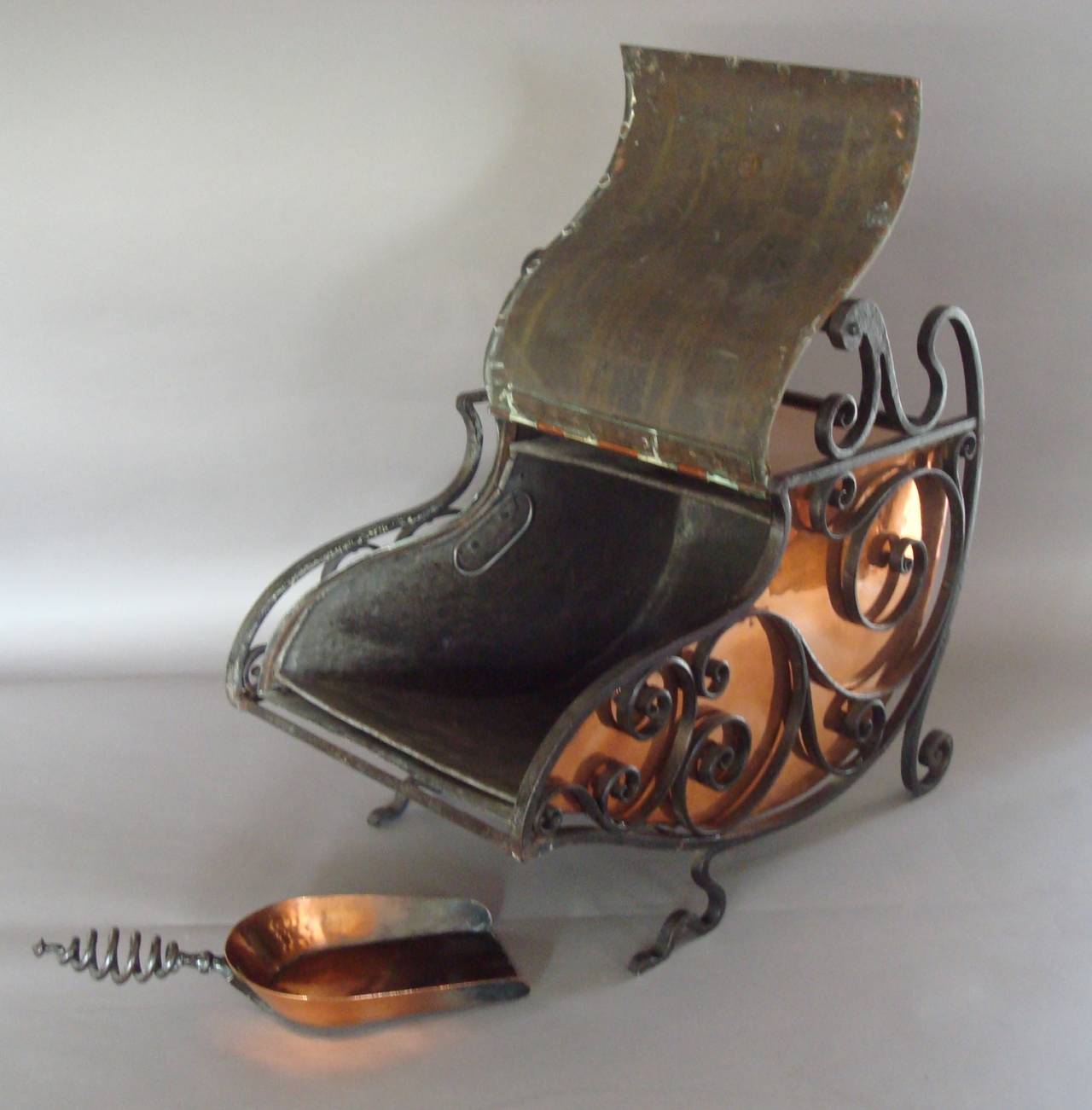English Large 19th Century Arts and Crafts Copper and Iron Purdonium or Coal Scuttle For Sale