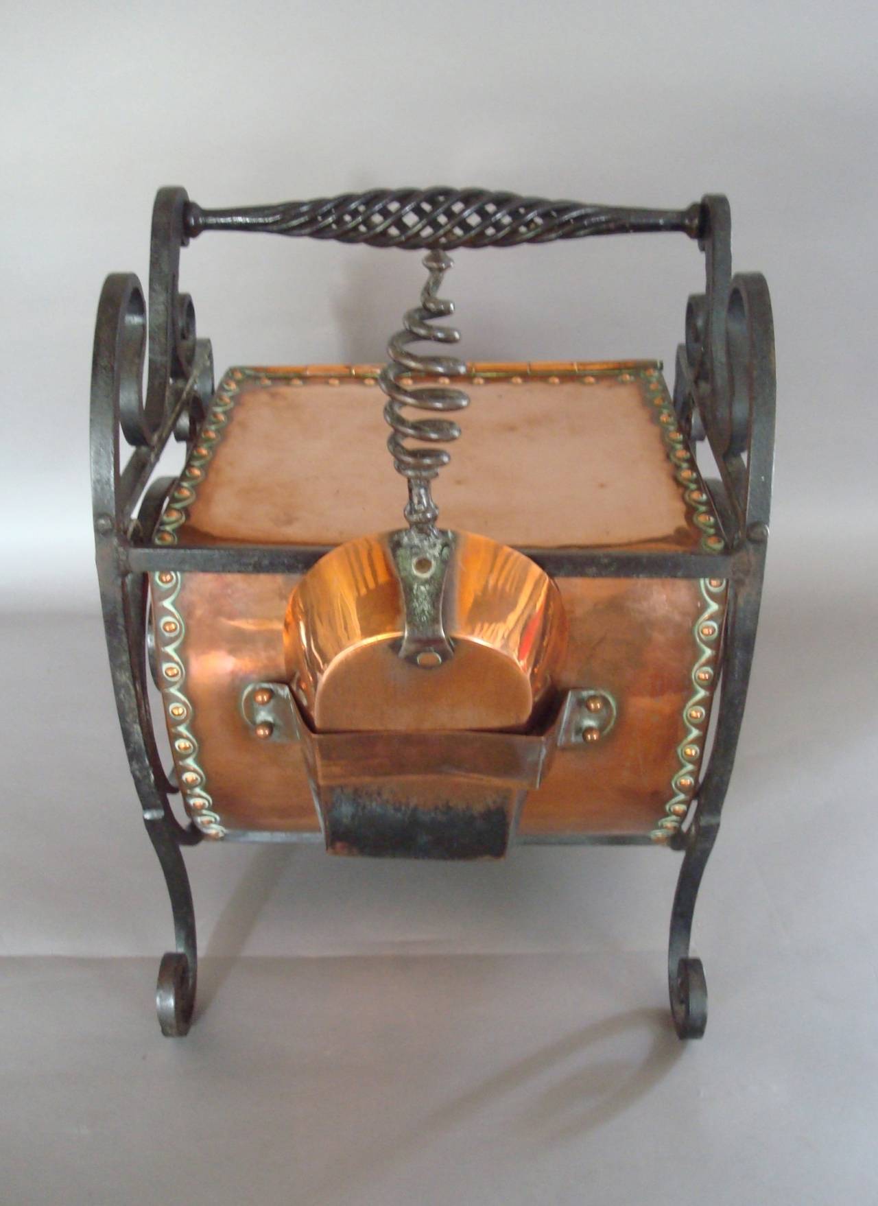 Large 19th Century Arts and Crafts Copper and Iron Purdonium or Coal Scuttle For Sale 3
