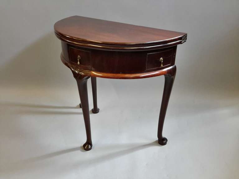George II Mahogany Demilune Tea Table In Good Condition For Sale In Moreton-in-Marsh, Gloucestershire