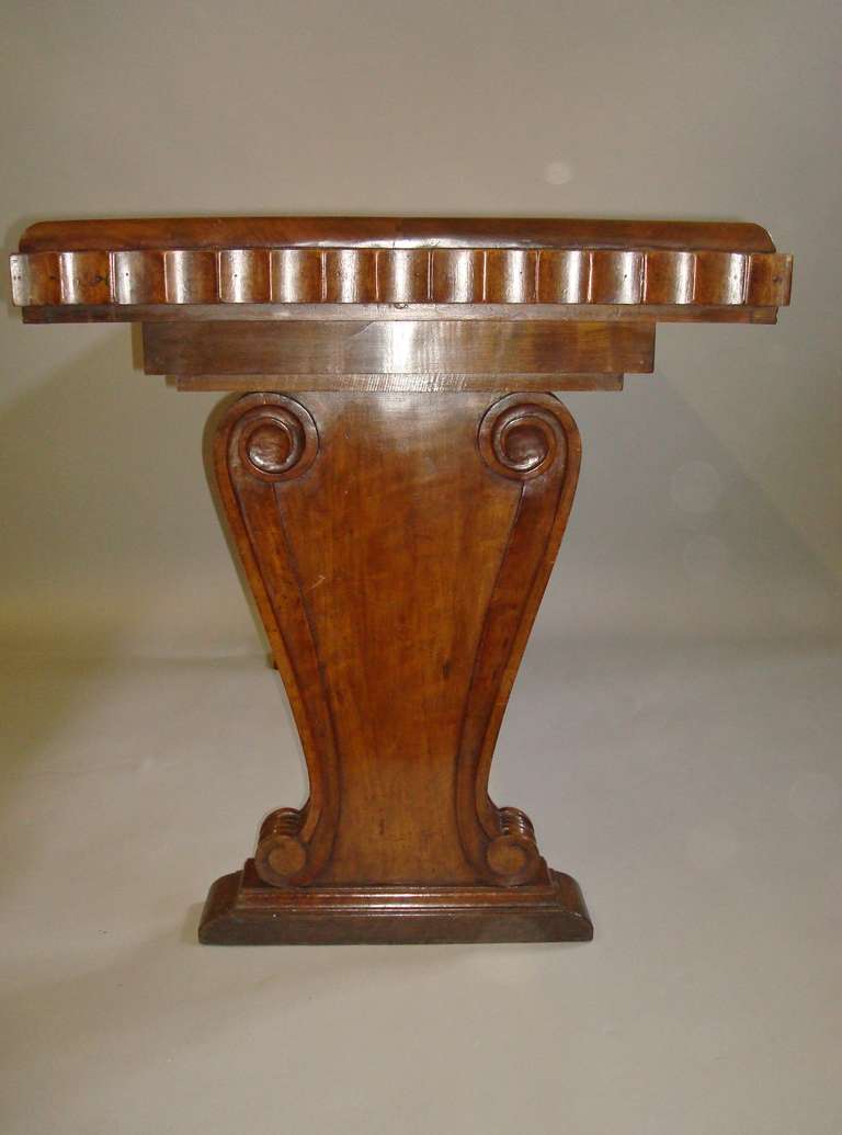 Stylish Early 20th Century Walnut Centre Table in the Art Deco Style In Excellent Condition For Sale In Moreton-in-Marsh, Gloucestershire