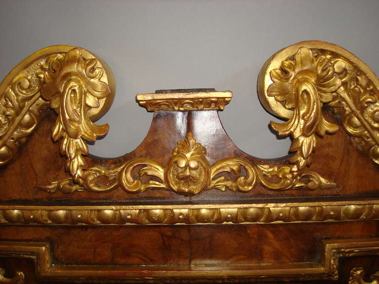 Impressive George II Walnut and Parcel-Gilt Wall Mirror In Good Condition For Sale In Moreton-in-Marsh, Gloucestershire