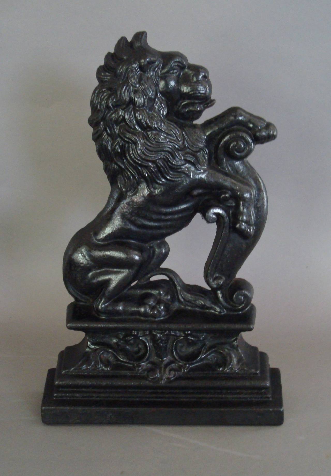 19th century Pair of Cast Iron Lion Door Stops / Porters In Excellent Condition In Moreton-in-Marsh, Gloucestershire