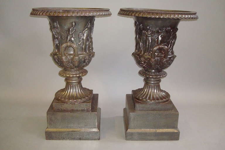 Good Quality Mid-19th Century Pair of Cast Iron Urns For Sale 1