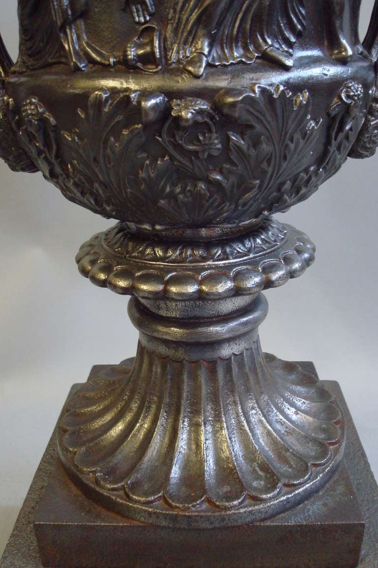 Good Quality Mid-19th Century Pair of Cast Iron Urns In Good Condition For Sale In Moreton-in-Marsh, Gloucestershire