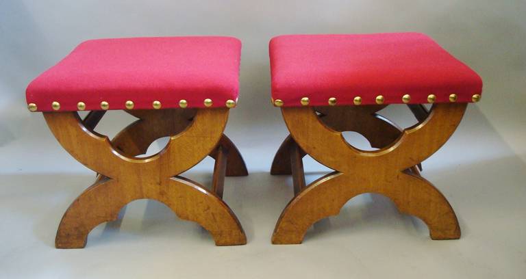C19th Pair of Gothic Golden Oak Stools In Excellent Condition For Sale In Moreton-in-Marsh, Gloucestershire