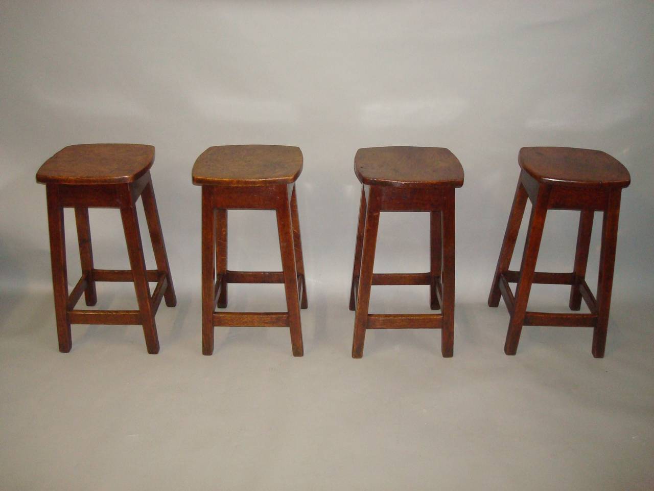 Late Georgian Set of Four Burr Elm and Oak Stools In Excellent Condition In Moreton-in-Marsh, Gloucestershire