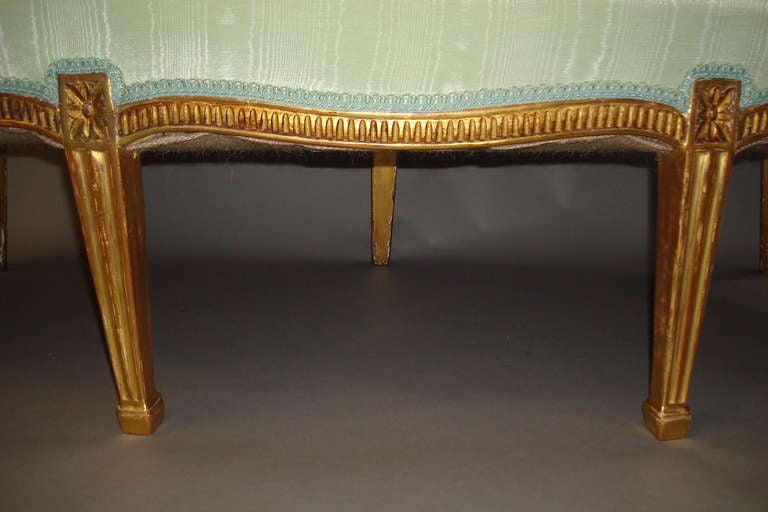 An Elegant George III Giltwood Neo Classical Style Settee In Good Condition In Moreton-in-Marsh, Gloucestershire