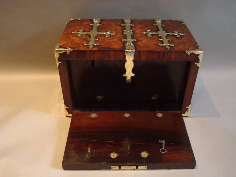 Coffre fort ou cercueil du 17ème siècle en bois de roi plaqué d'huître et monté sur laiton 3