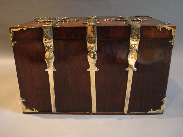 Anglais Coffre fort ou cercueil du 17ème siècle en bois de roi plaqué d'huître et monté sur laiton