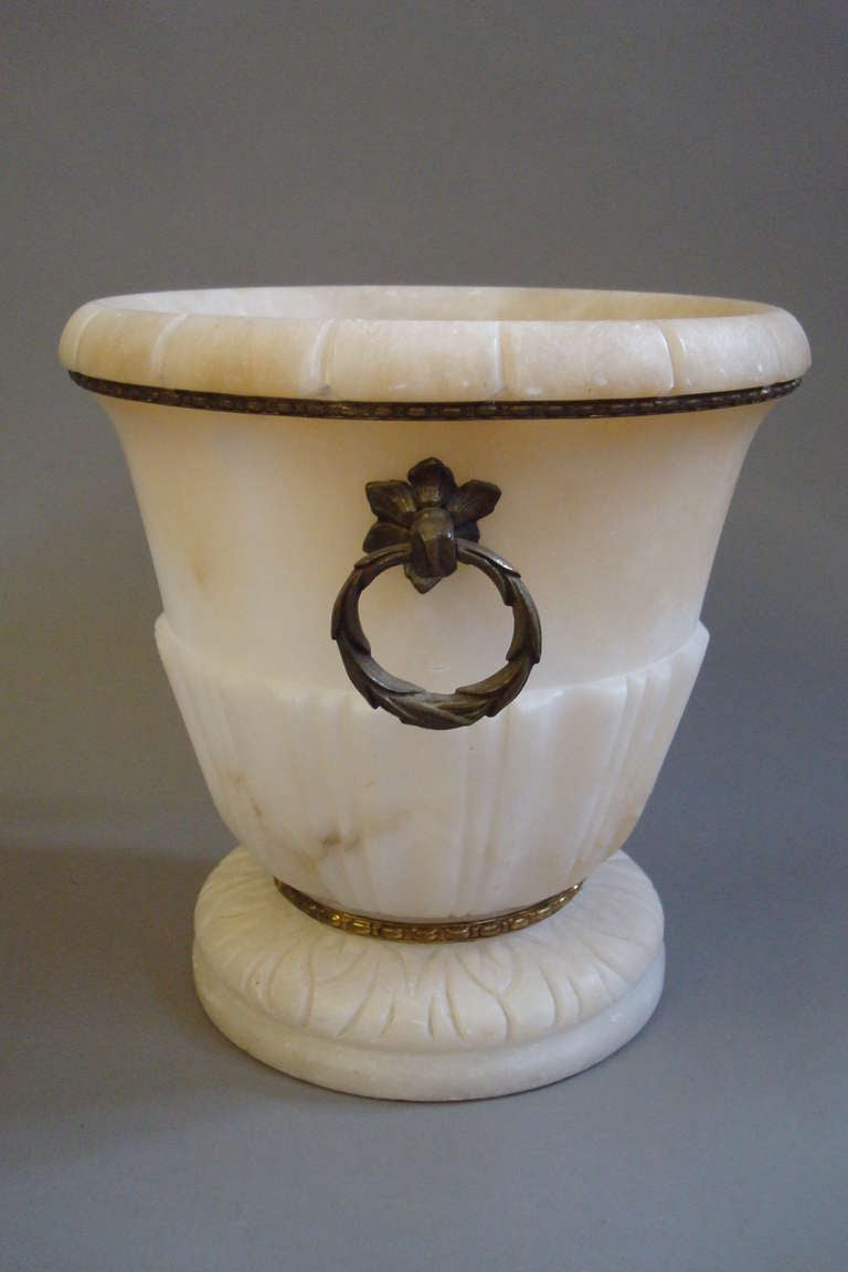 19th Century Alabaster and Ormolu Mounted Wine Cooler In Good Condition In Moreton-in-Marsh, Gloucestershire