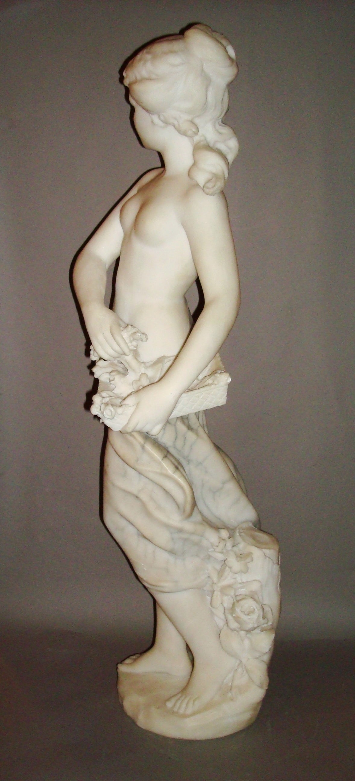 An Early C20th Marble Sculpture of a Young Woman In Good Condition In Moreton-in-Marsh, Gloucestershire