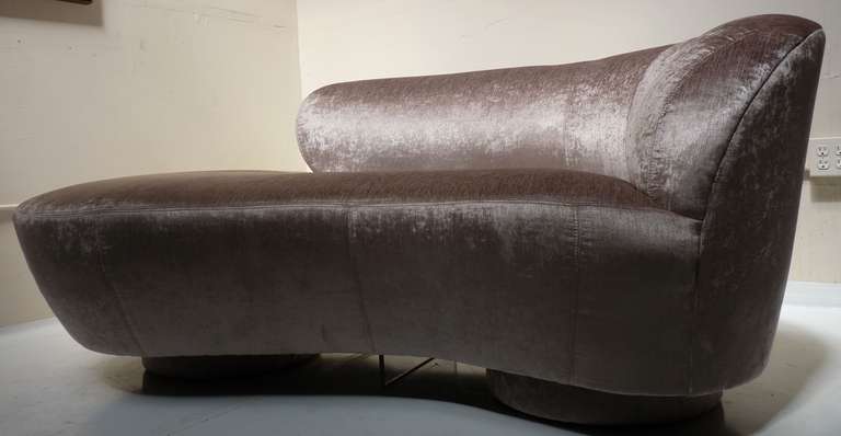 Petite Serpentine Sofa by Vladimir Kagan for Directional In Excellent Condition In San Diego, CA