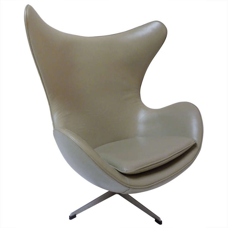 Egg Chair by Arne Jacobsen for Fritz Hansen in Leather