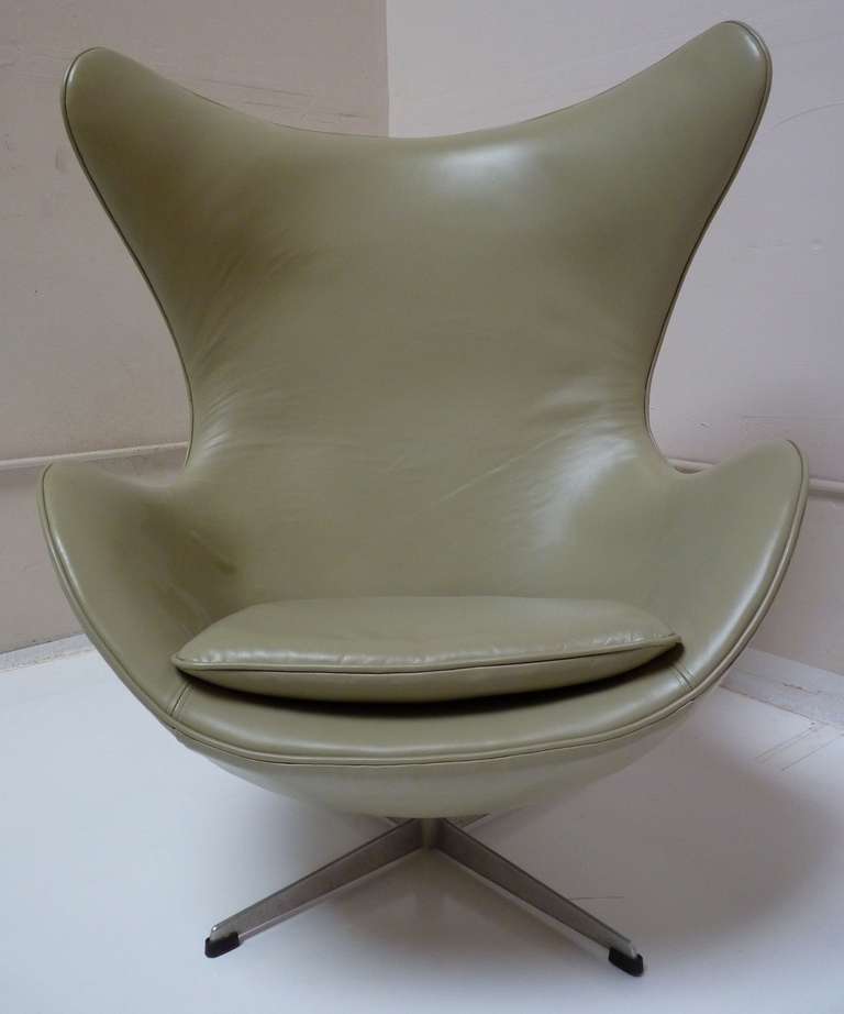 Danish Egg Chair by Arne Jacobsen for Fritz Hansen in Leather