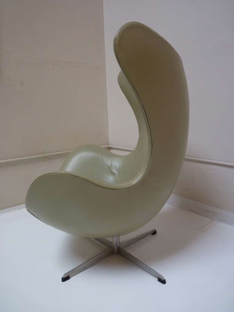 Mid-20th Century Egg Chair by Arne Jacobsen for Fritz Hansen in Leather