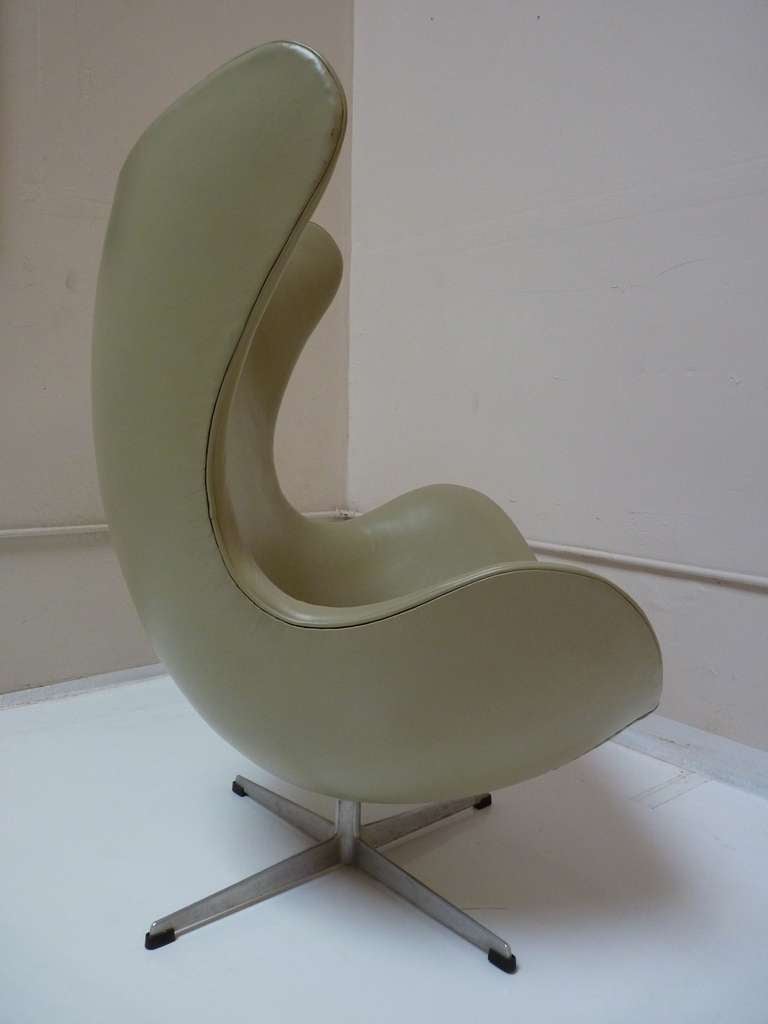 Egg Chair by Arne Jacobsen for Fritz Hansen in Leather 1