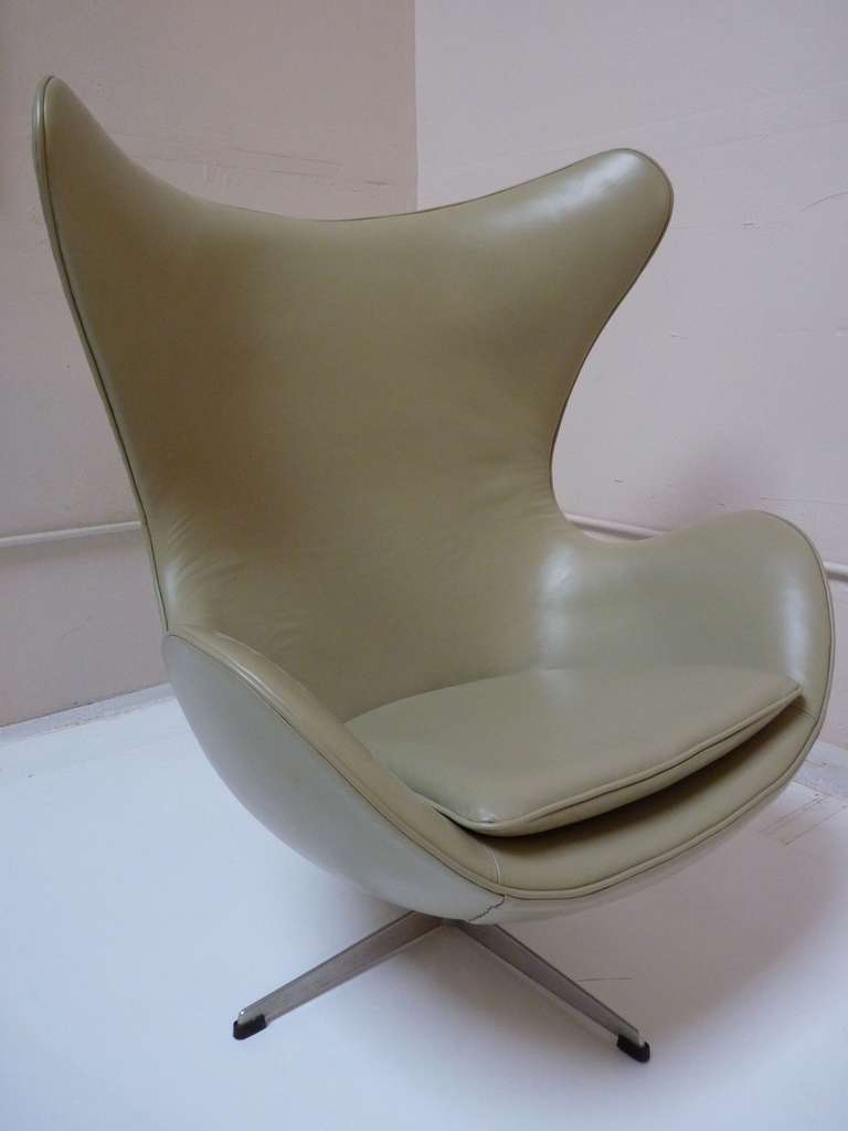 Vintage Egg Chair by Arne Jacobsen for Fritz Hansen in a creamy, light mint green leather. The chair was reupholstered by previous owner and shows very slight wear as typical with age and use. Overall great condition and ready for installation.