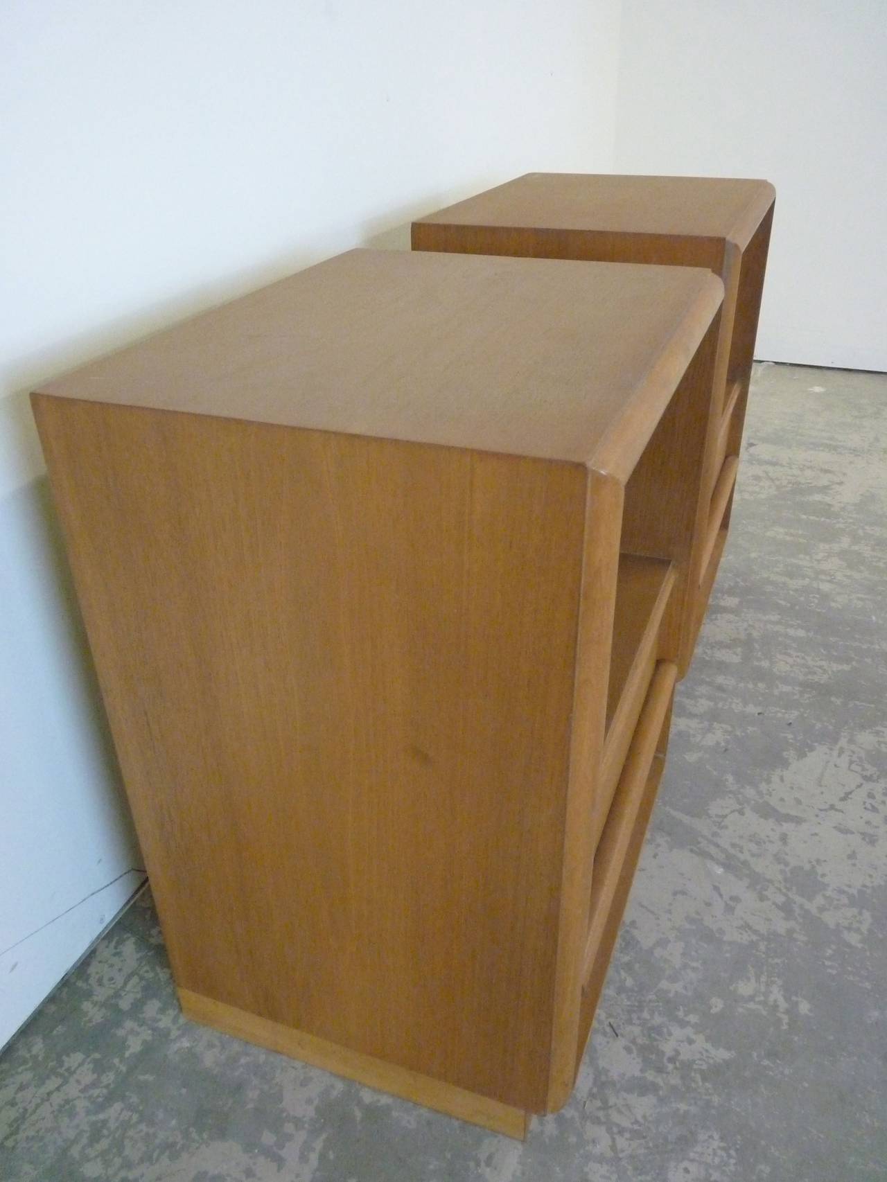 Pair of Walnut Nightstands by Robsjohn-Gibbings for Widdicomb In Good Condition In San Diego, CA