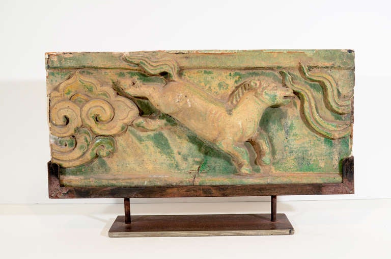 Eine Terrakotta-Reliefplatte aus dem 18. Jahrhundert aus einem alten chinesischen Gebäude. Fein ausgearbeitetes Pferdebild mit Spuren von Originalfarbe. Inklusive maßgefertigtem Eisenständer. Aus der Provinz Shanxi. 
P380.
  