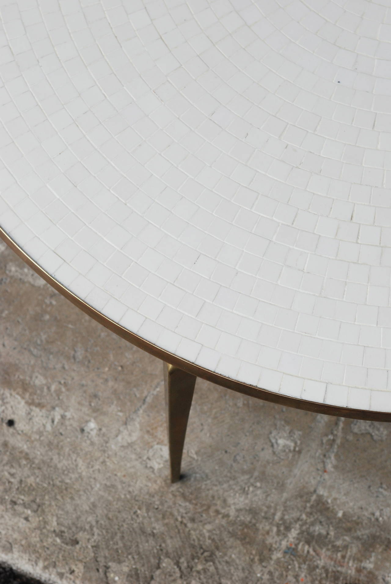 Round Brass and White Mosaic Coffee Table In Good Condition In Palm Springs, CA