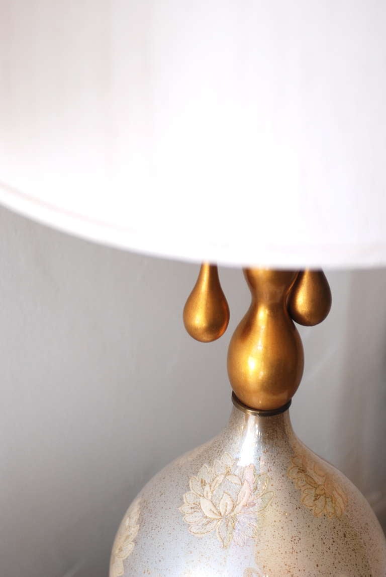 Monumentales Paar weiß-goldener Glas-Tischlampen (Mitte des 20. Jahrhunderts)
