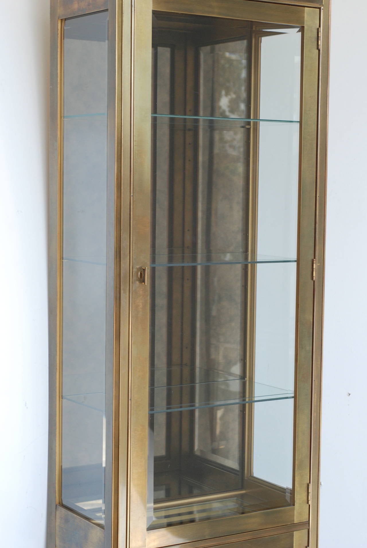 Antique Brass Mastercraft Vitrine In Excellent Condition In Palm Springs, CA