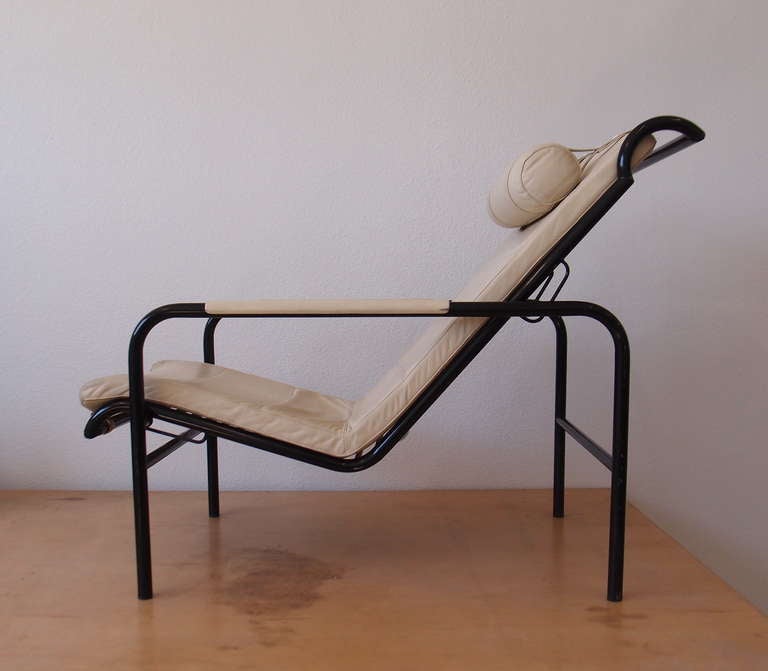 Der Genni Lounge Chair wurde 1935 von Gabriele Mucchi entworfen. 
Er hat einen Rahmen aus geschwärztem Stahlrohr und die originale cremefarbene Lederpolsterung. Der Ledersitz kann in zwei verschiedene Positionen eingestellt werden. Wir haben die