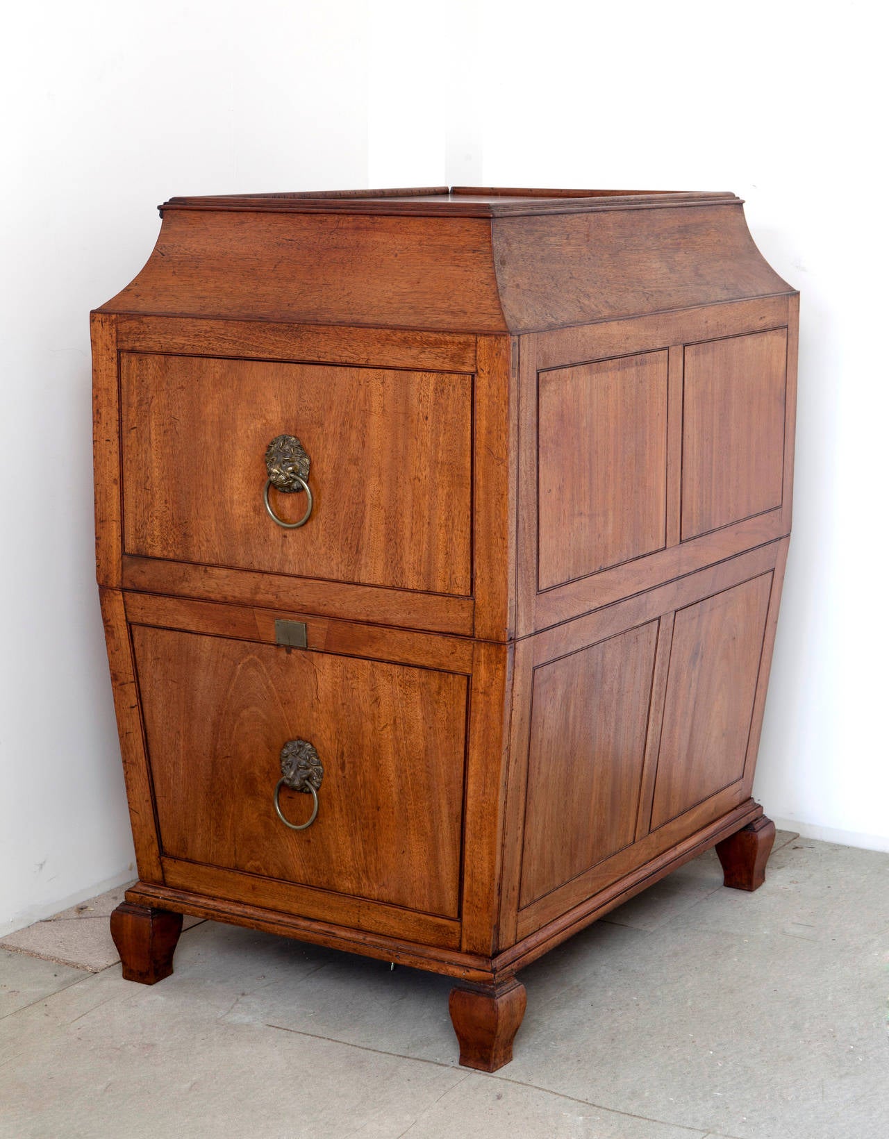 Great Britain (UK) Pair of Mahogany Wine Coolers and Serving Table, circa 1810 For Sale