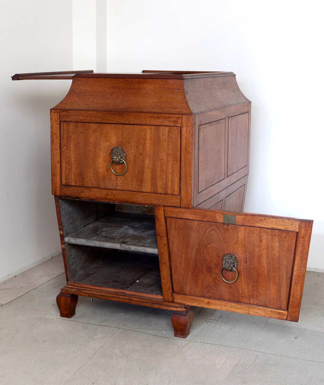 Pair of Mahogany Wine Coolers and Serving Table, circa 1810 In Excellent Condition For Sale In Gloucestershire, GB
