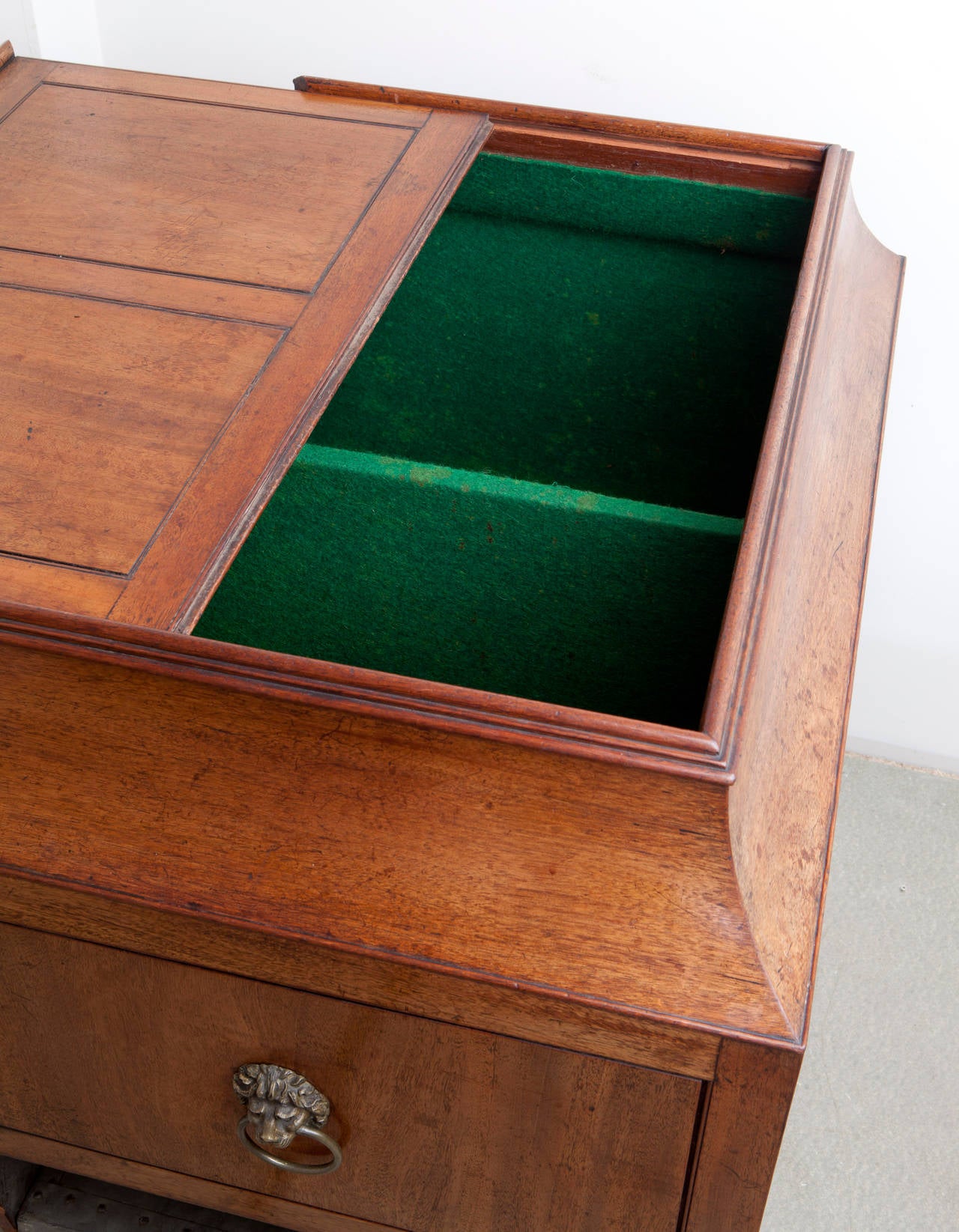 Early 19th Century Pair of Mahogany Wine Coolers and Serving Table, circa 1810 For Sale