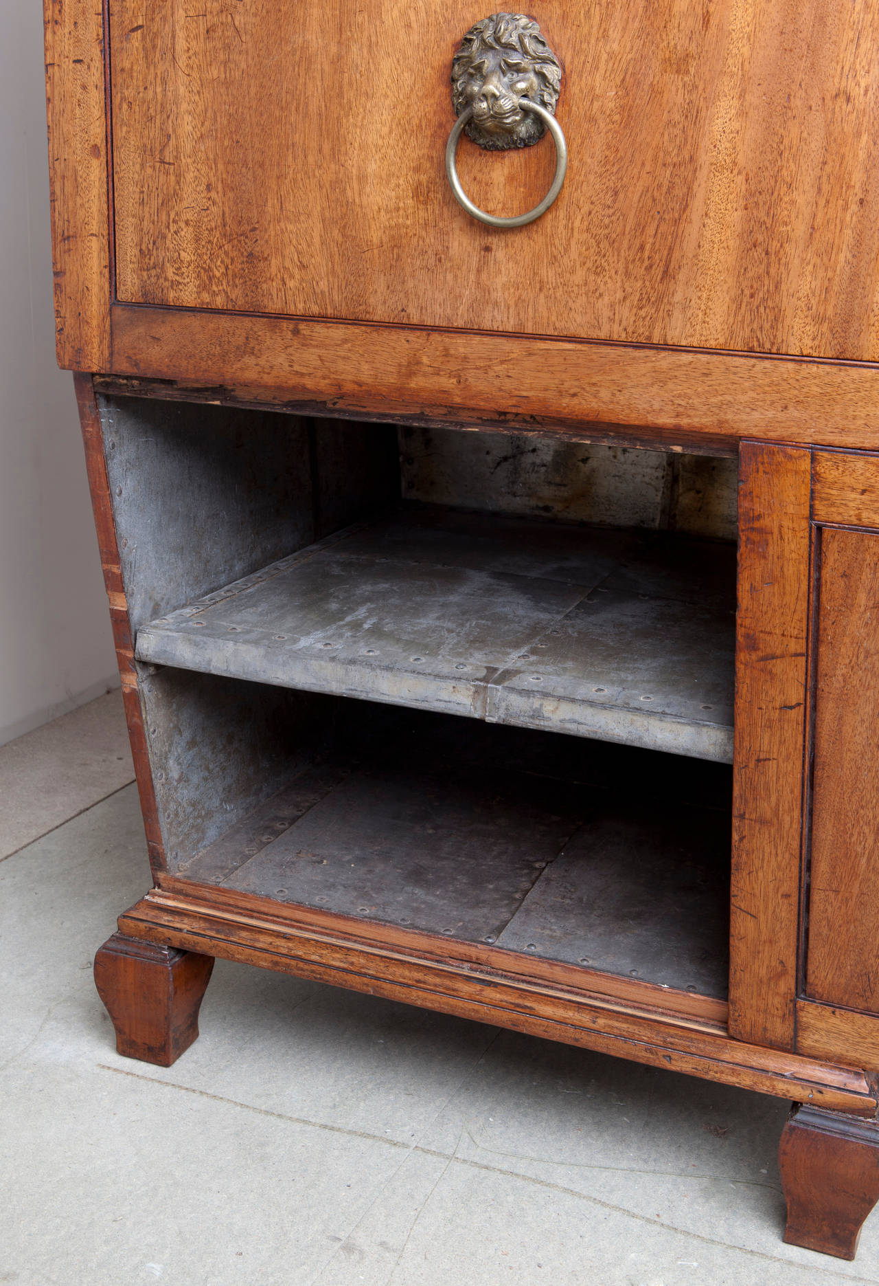 Pair of Mahogany Wine Coolers and Serving Table, circa 1810 For Sale 1