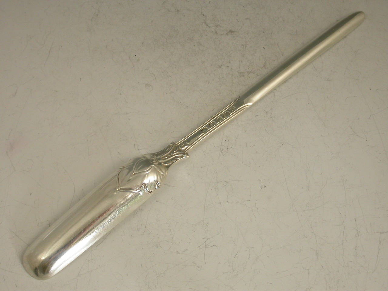 A fine and rare Victorian cast silver marrow scoop in scroll rosette pattern. 

By Henry & John Lias, London, 1847.

In good condition with no damage or repair

Measures: Length 223 mm (8.78 inches)
Weight 57.00 grams (1.83 troy ounces).