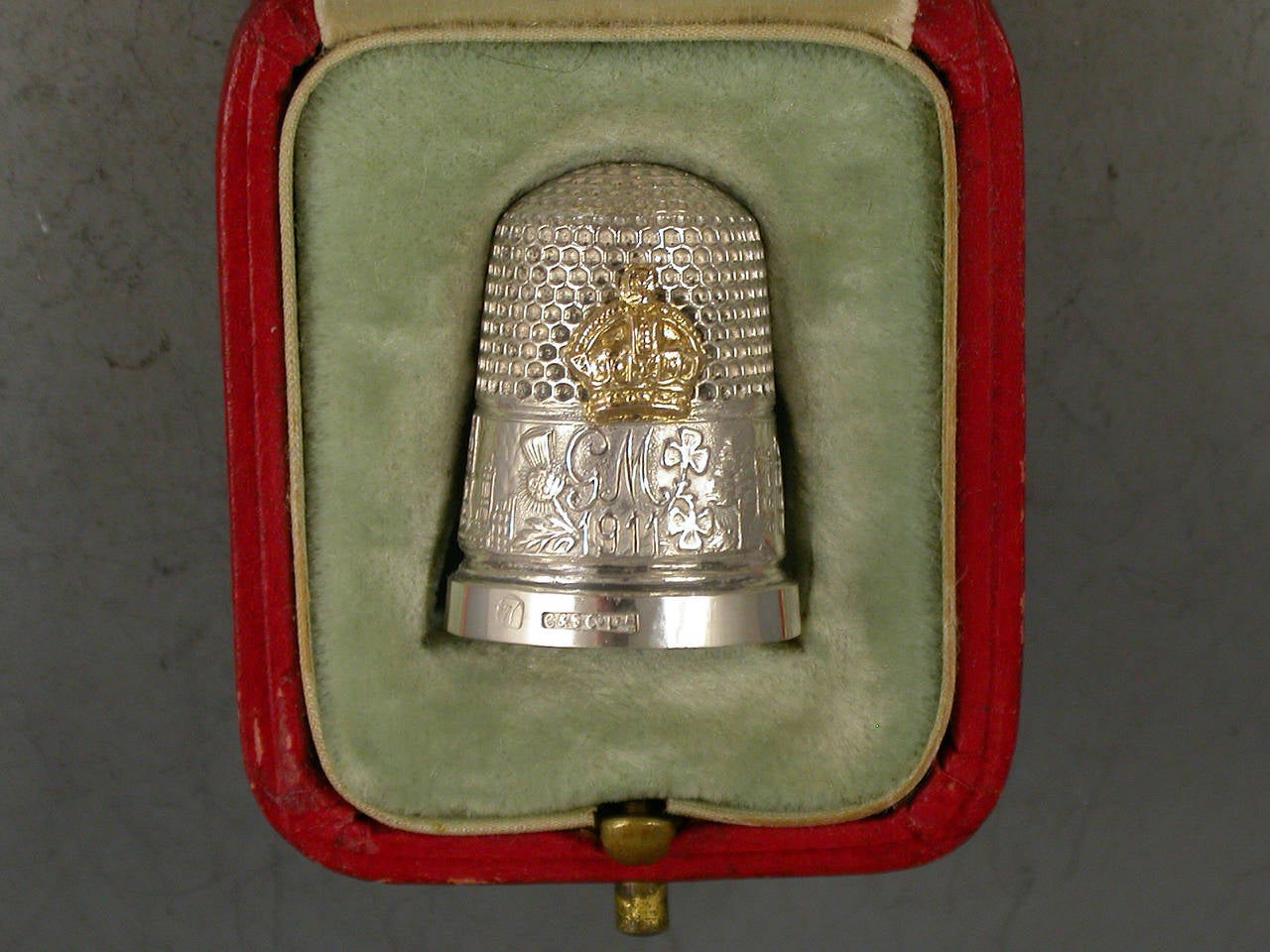 George V Cased Silver and Gold Commemorative Coronation Thimble In Good Condition In Sittingbourne, Kent