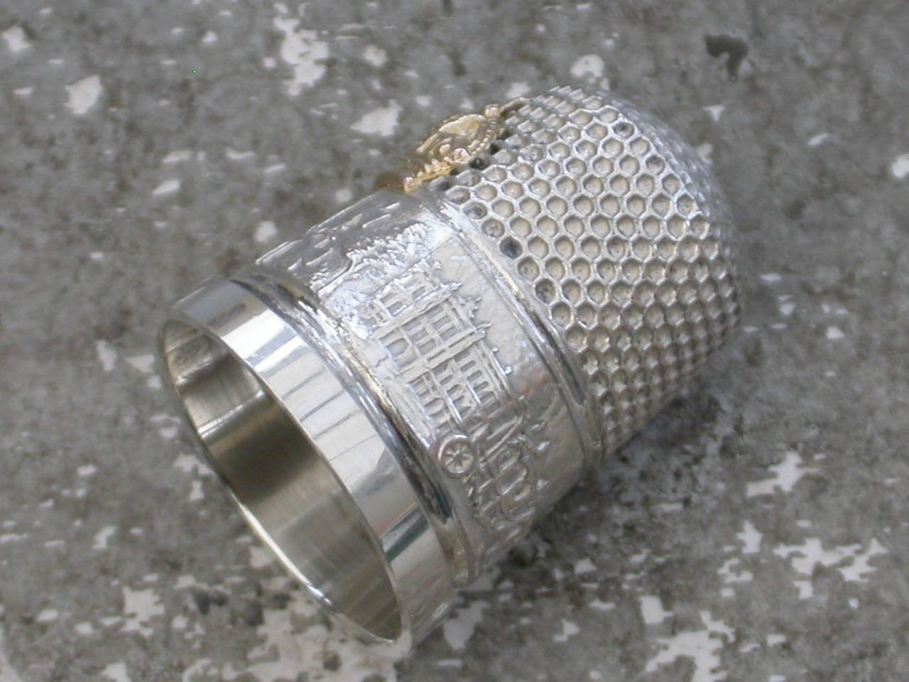 George V Cased Silver and Gold Commemorative Coronation Thimble 3