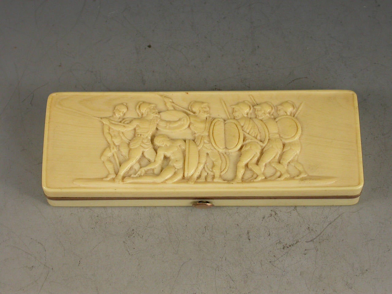 18th Century Ivory and Gold Toothpick Case with Greek Battle Scene In Good Condition For Sale In Sittingbourne, Kent