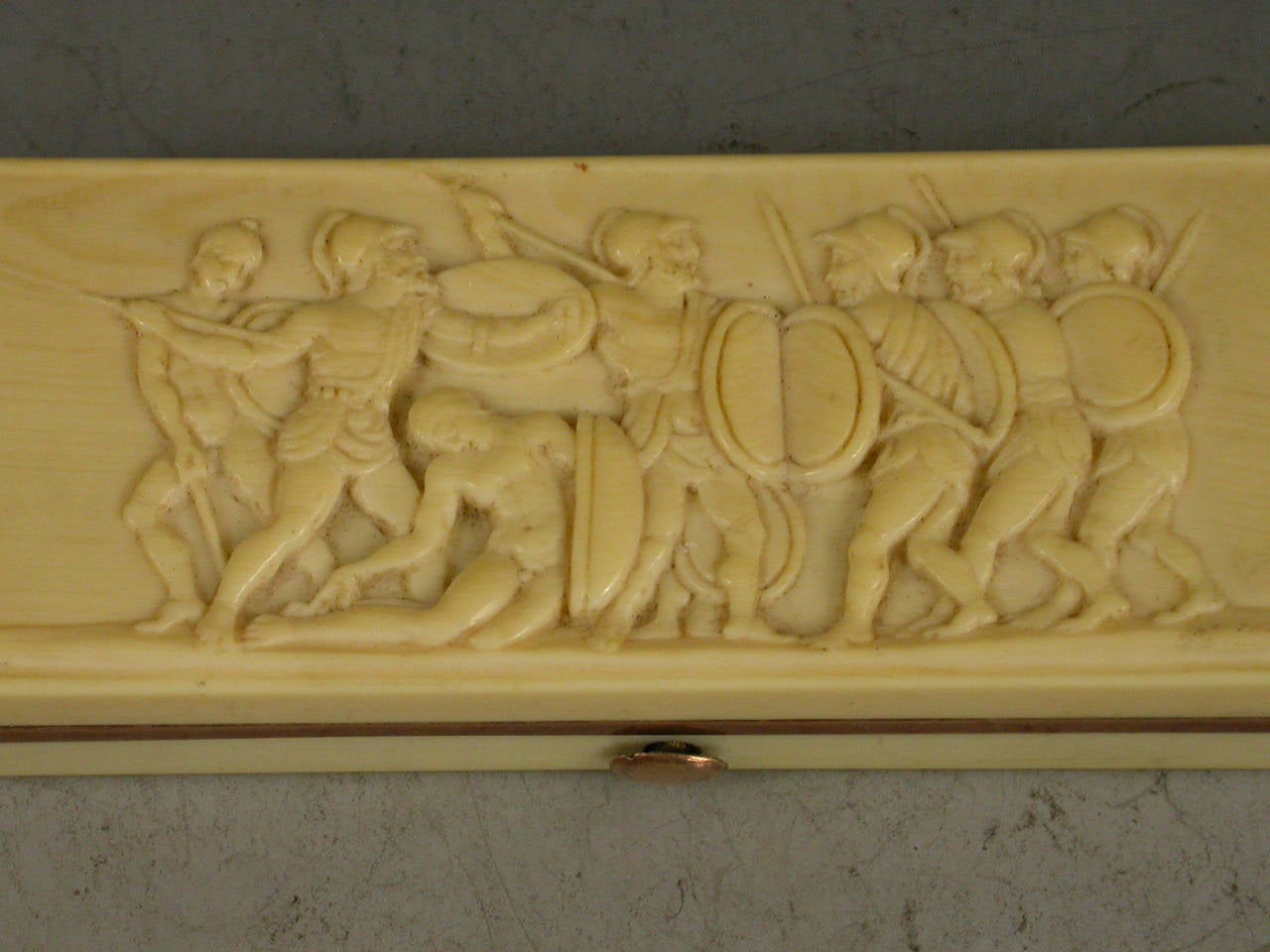 18th Century Ivory and Gold Toothpick Case with Greek Battle Scene For Sale 1