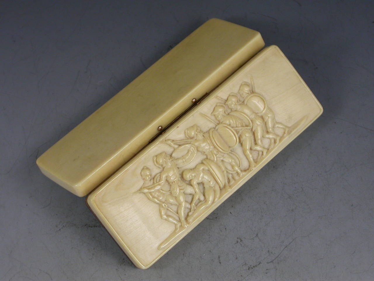 18th Century Ivory and Gold Toothpick Case with Greek Battle Scene For Sale 5