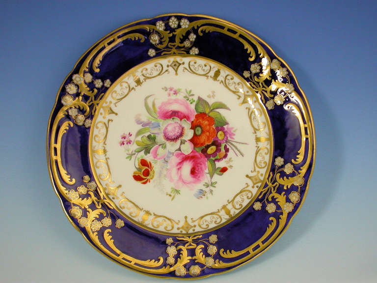 A good Chamberlains Worcester cabinet plate painted with a gross bleu border and central bouquet of flowers. 

Unmarked, circa 1820.

In good condition with no damage or repair, some crazing.

Measures: Diameter 240 mm (9.45 inches).