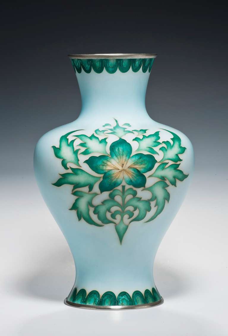 Eine große japanische Cloisonne-Emaille-Vase von Tamura .<br />
Diese große Vase mit hohen Schultern zeigt eine einzelne stilisierte Blüte vor einer Laubfahne in geschwungenen Rändern in türkisfarbenen Gin-Bari-Tönen auf blassblauem Grund. Mit