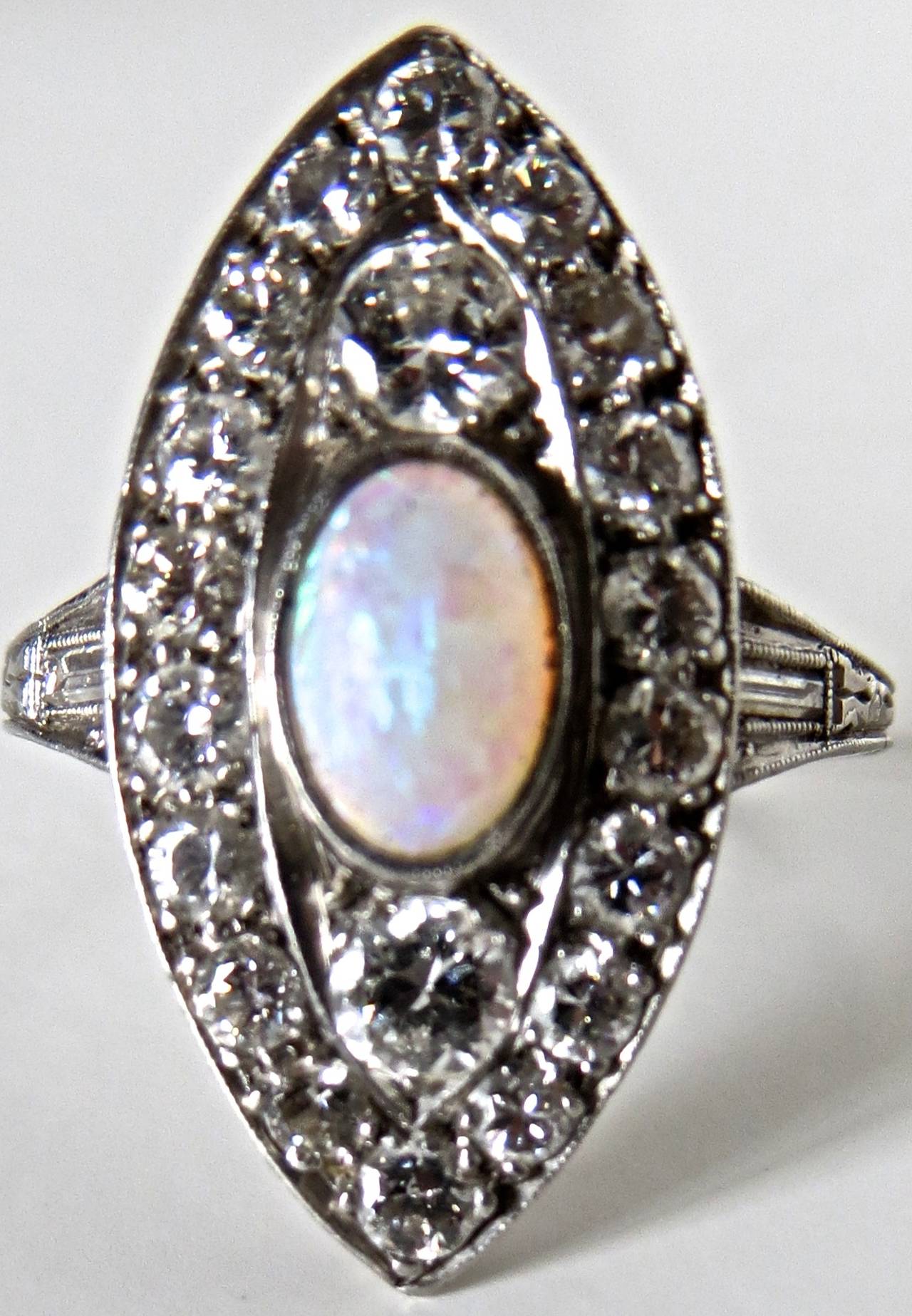 Art-Déco-Ring mit Opal und Diamant, ca. 1930er Jahre im Zustand „Gut“ im Angebot in Incline Village, NV