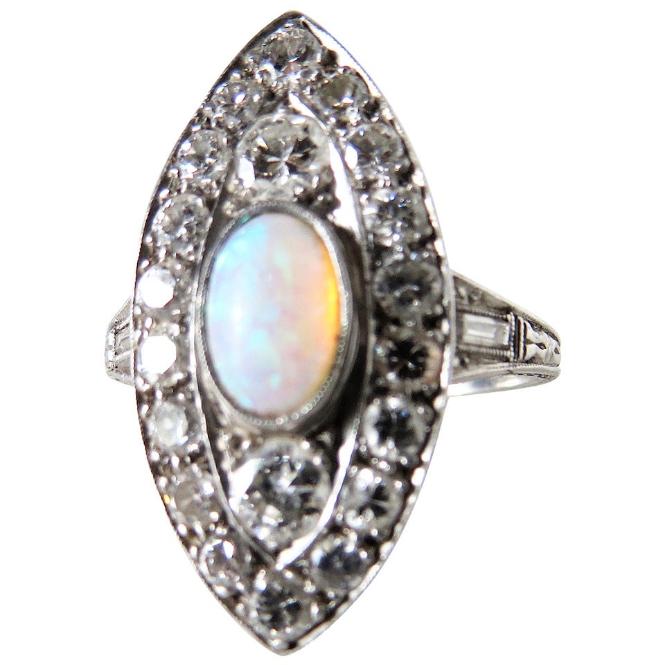 Opal ist natürlich und Ring selbst ist Palladium mit schön ernannt floralen Muster Gravur um das gesamte Band.
Um den Opal herum sind 22 kleine Diamanten mit einem Gesamtgewicht von 1,30 Karat gefasst.
Maße: Länge ist 1