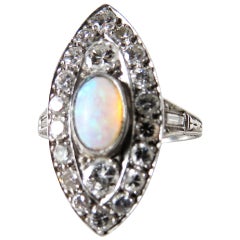 Anillo Art Decó de ópalo y diamantes, hacia 1930