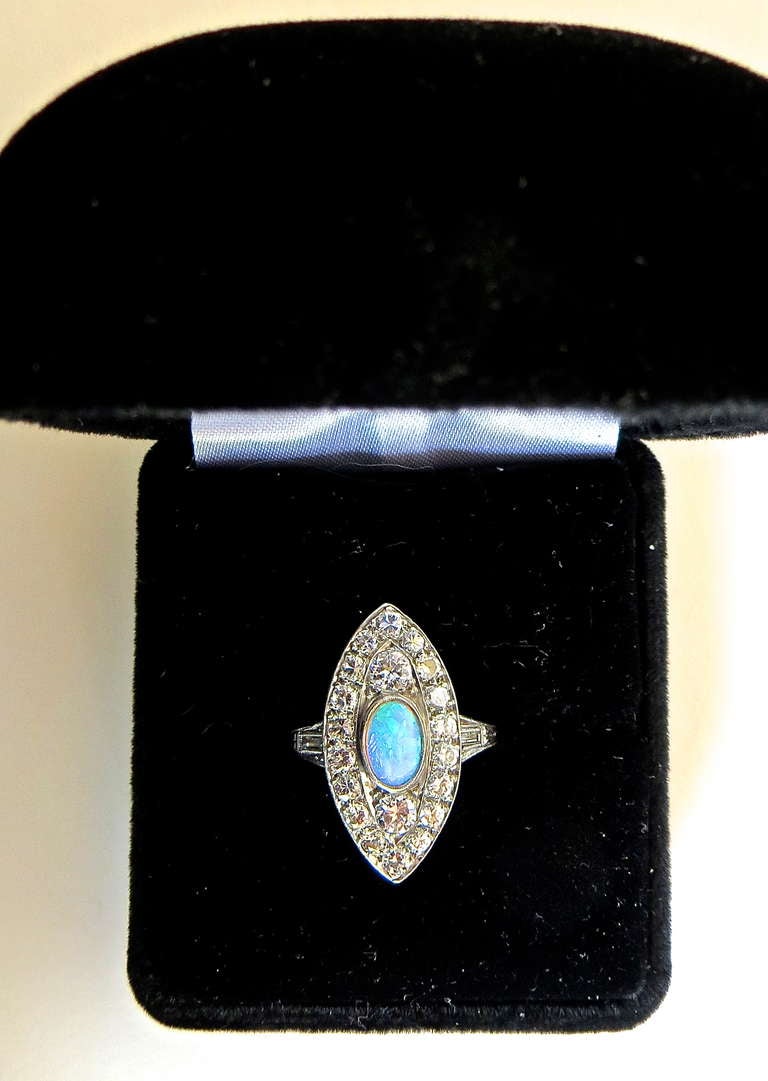 Art-Déco-Ring mit Opal und Diamant, ca. 1930er Jahre (amerikanisch) im Angebot