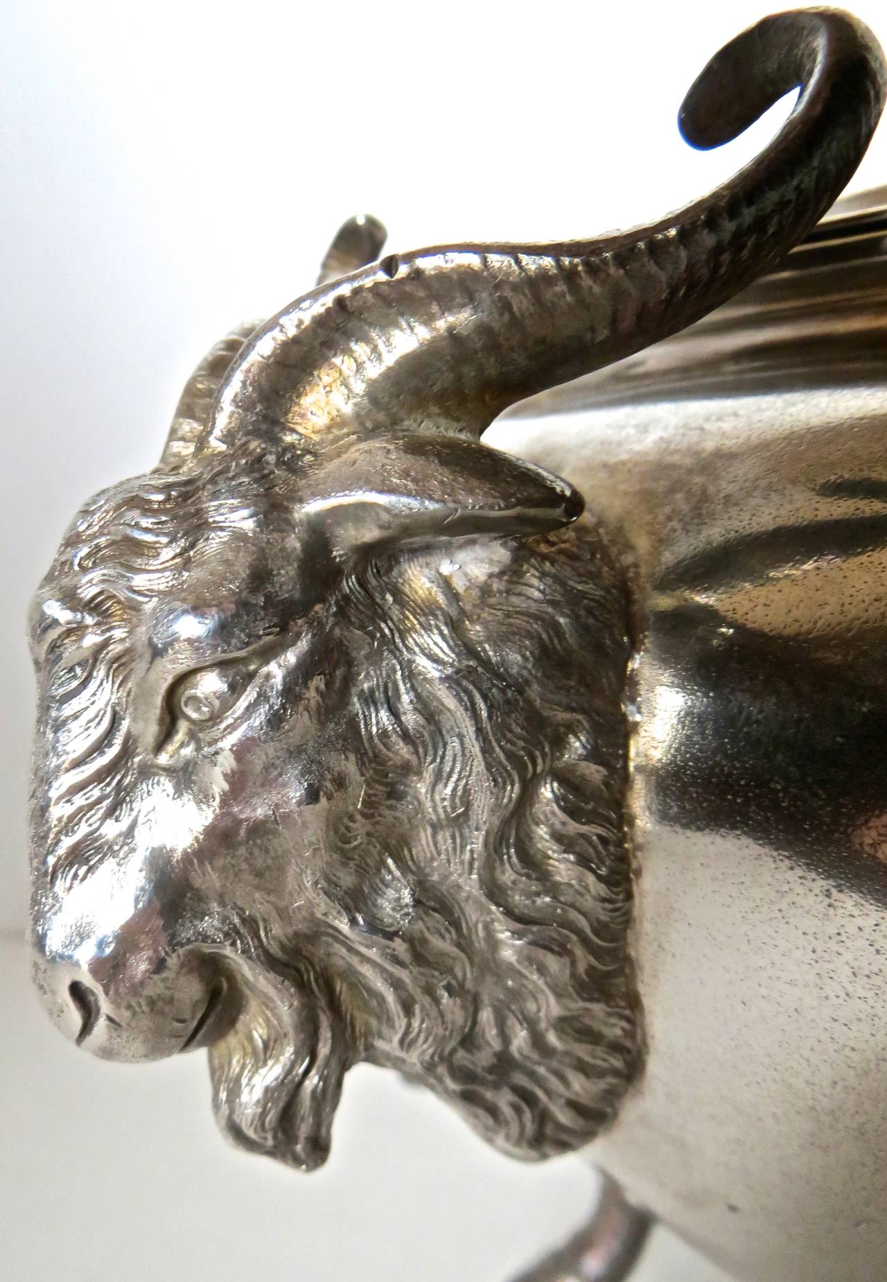 Sopera recubierta de plata con motivo de ciervo y carnero, hacia 1885, Meriden Victoriano en venta