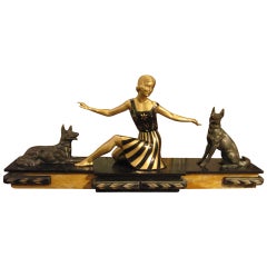 Sculpture en bronze Art déco d'une jolie femme assise avec des bergers allemands