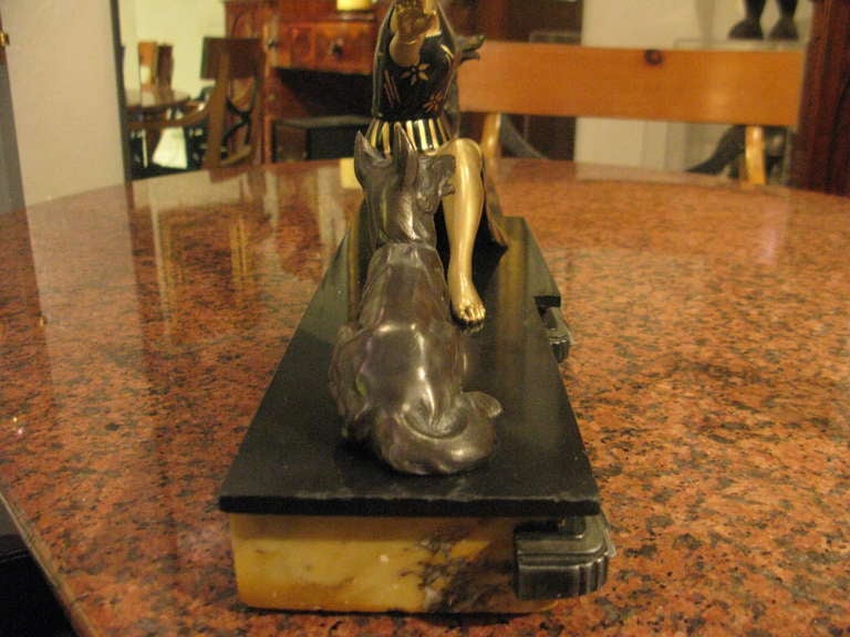 Bronzeskulptur einer schönen sitzenden Dame im Art déco-Stil mit deutschen Hirten im Angebot 3